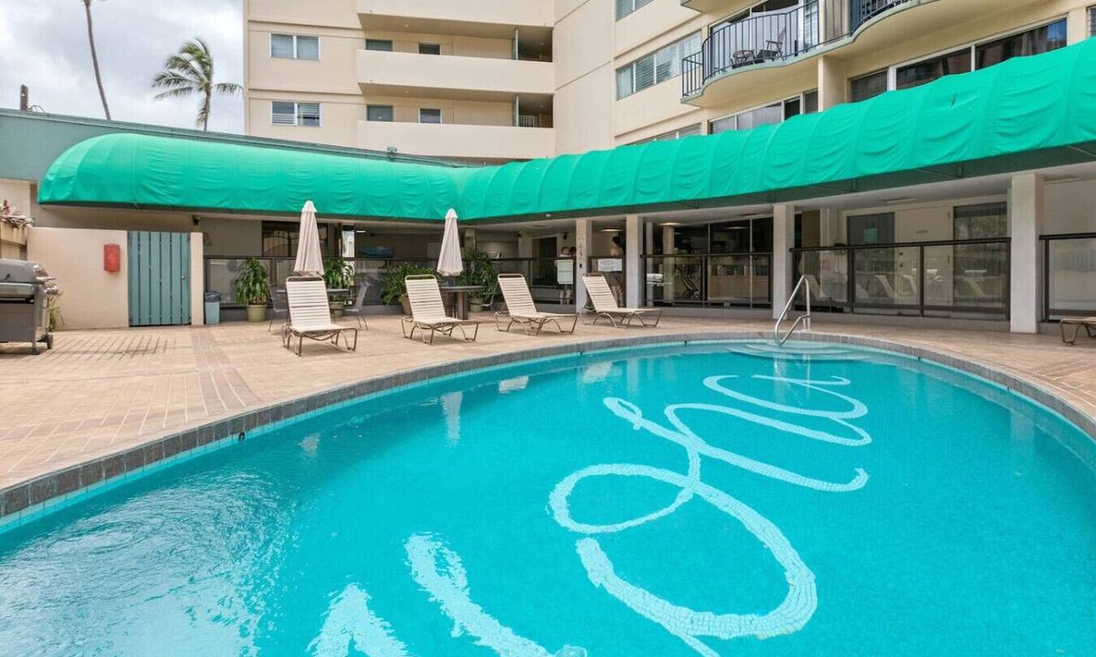 McCully - Moiliili Apartment | 05 FREE Parking/10 min beach/2br-Waikiki/Ala Moana