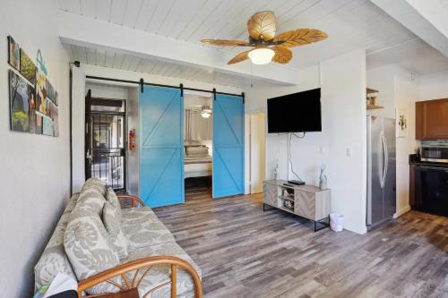 Historic Kailua Village House | < 1 Mi to Beach + Town! Airy Kailua-Kona Condo