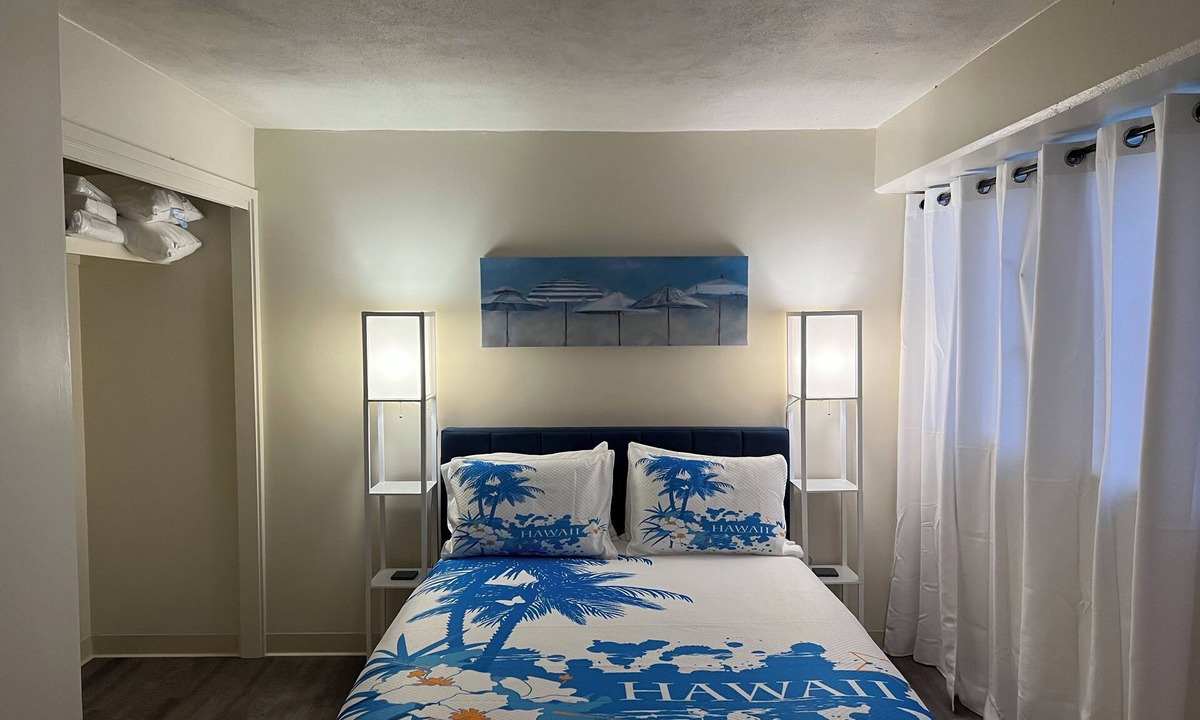 McCully - Moiliili Apartment | 2 bedroom Waikiki Apt sleeps 6 PARKING included with stay