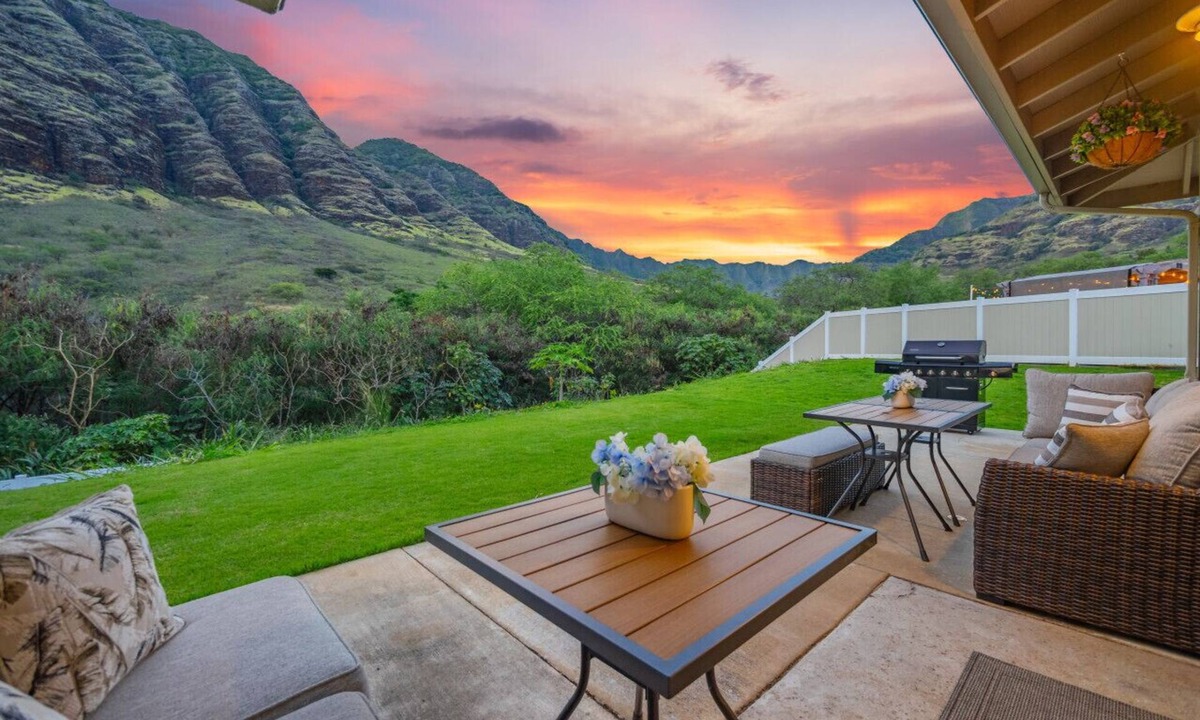 Makaha Valley House | 4 BDRM, Near beach, Free Prking, HotTub, Pool, Gym