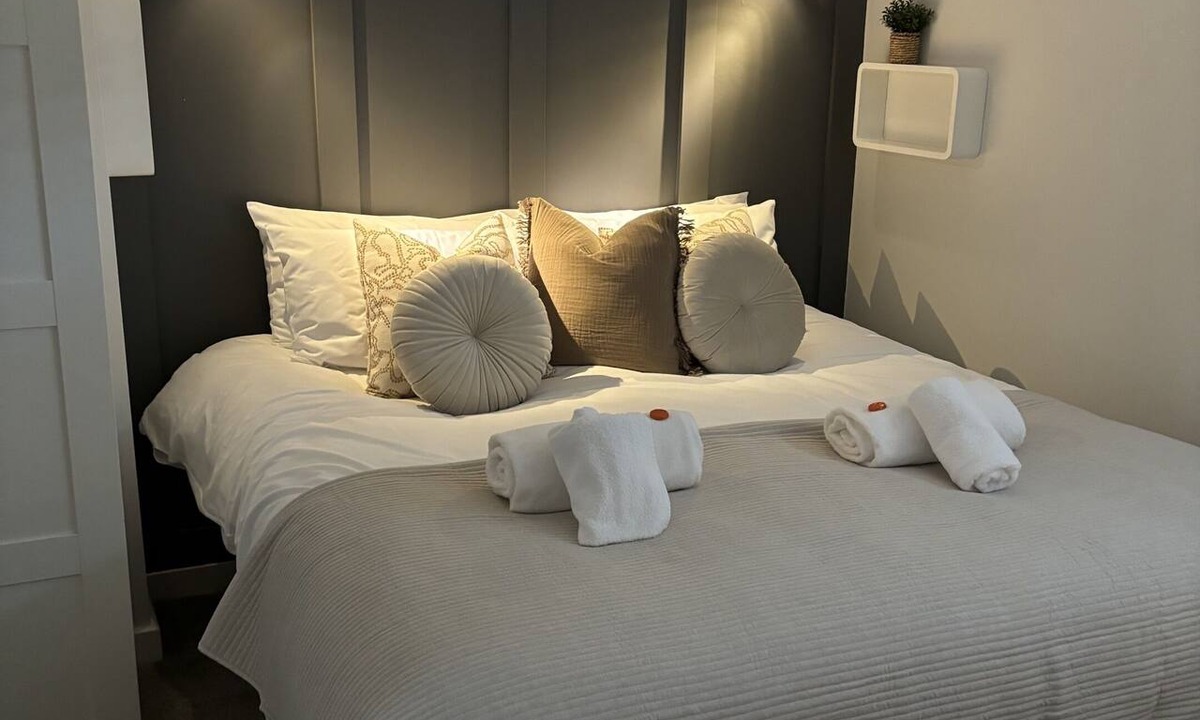 Marple Apartment | A little Gem of a place in the heart of Marple!