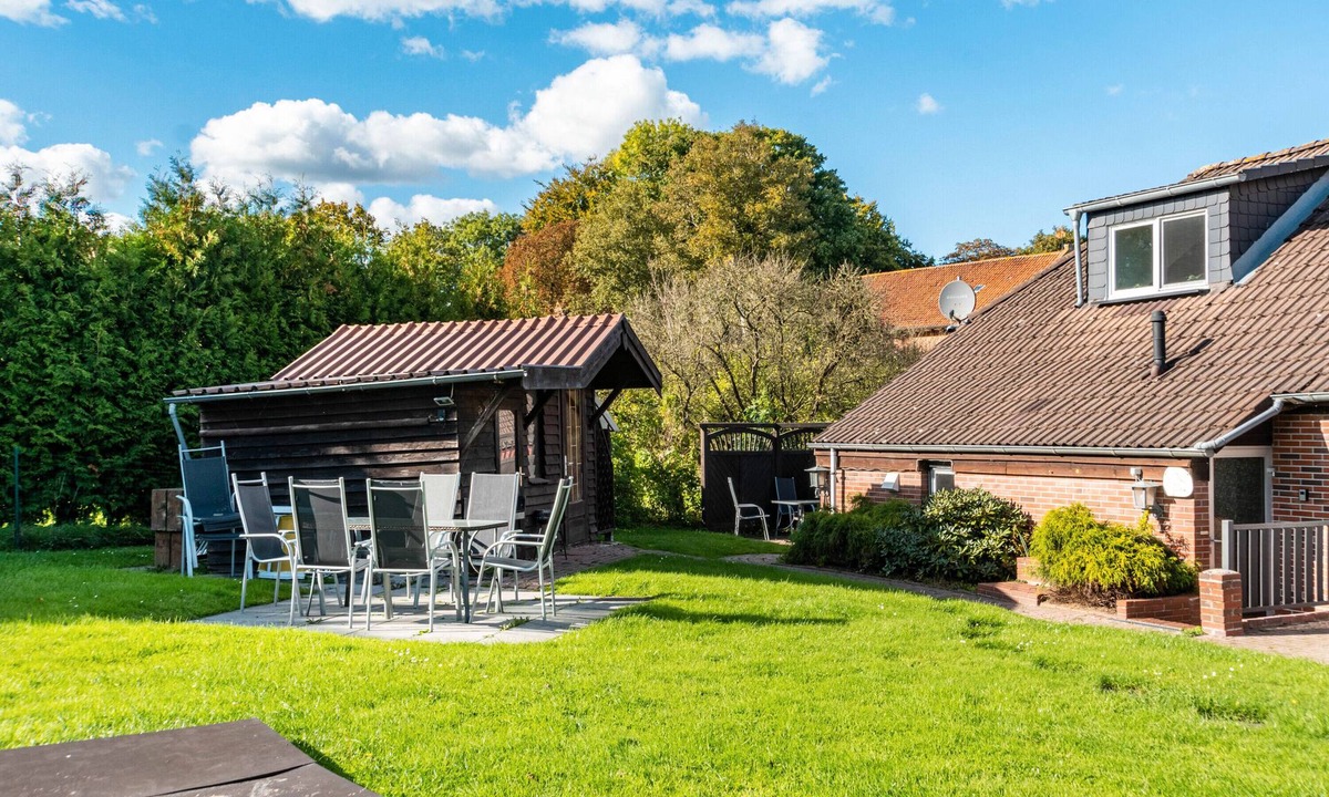 Stedesdorf Apartment | Apartment 'Nordsee - Wattwurm' with Wi-Fi & Garden