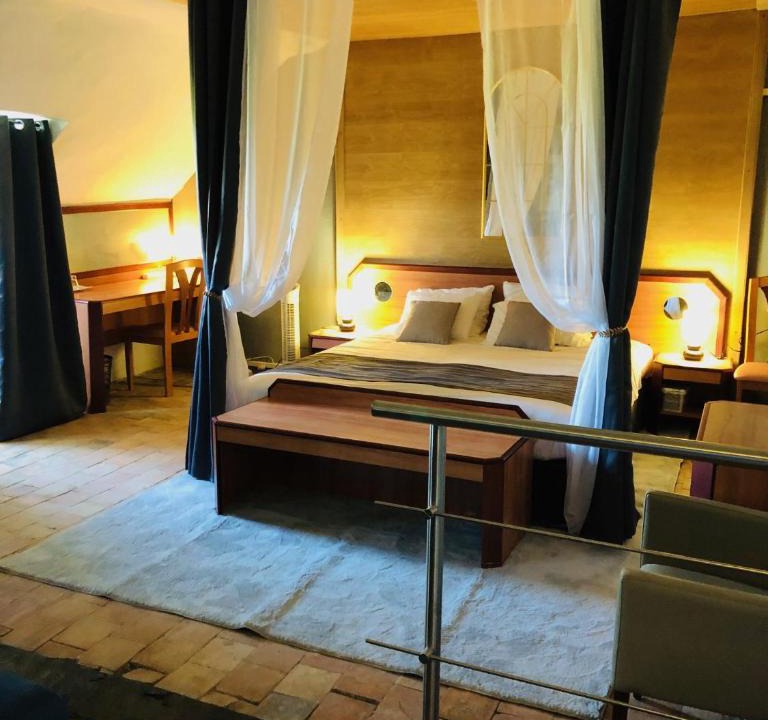 Saint-Philbert-de-Grand-Lieu Apartment | Appartement - LES COMBLES DU CHATEAU DES MARAIS - Avec vue sur le lac - POUR 2 à 5 PERSONNES