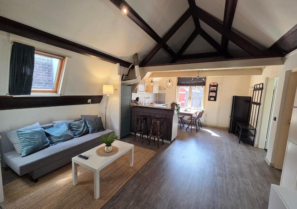 Gouda Apartment | Attic apartment in historic canal house in city center Gouda
