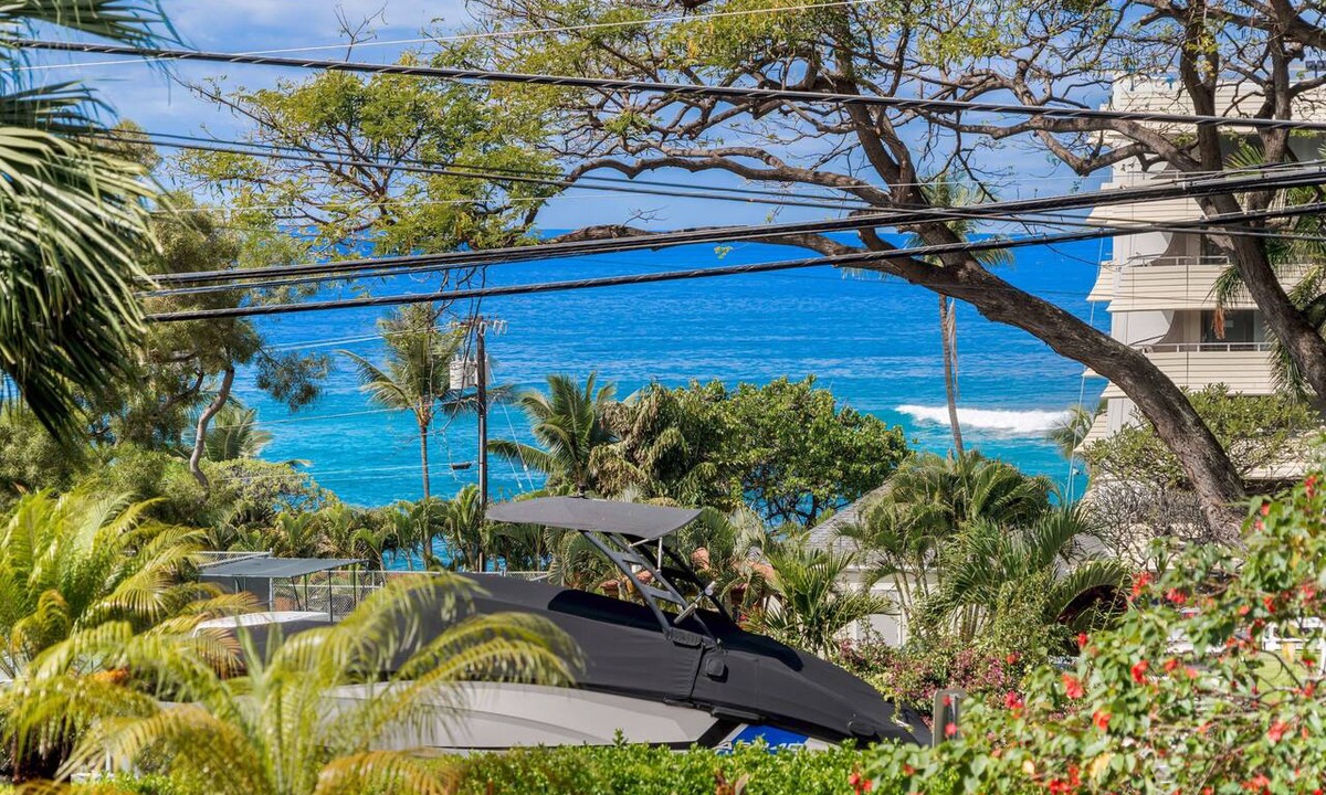 Historic Kailua Village House | Beach Haven at Malia Kai – Prime Location near downtown, Incredible Views & Pool