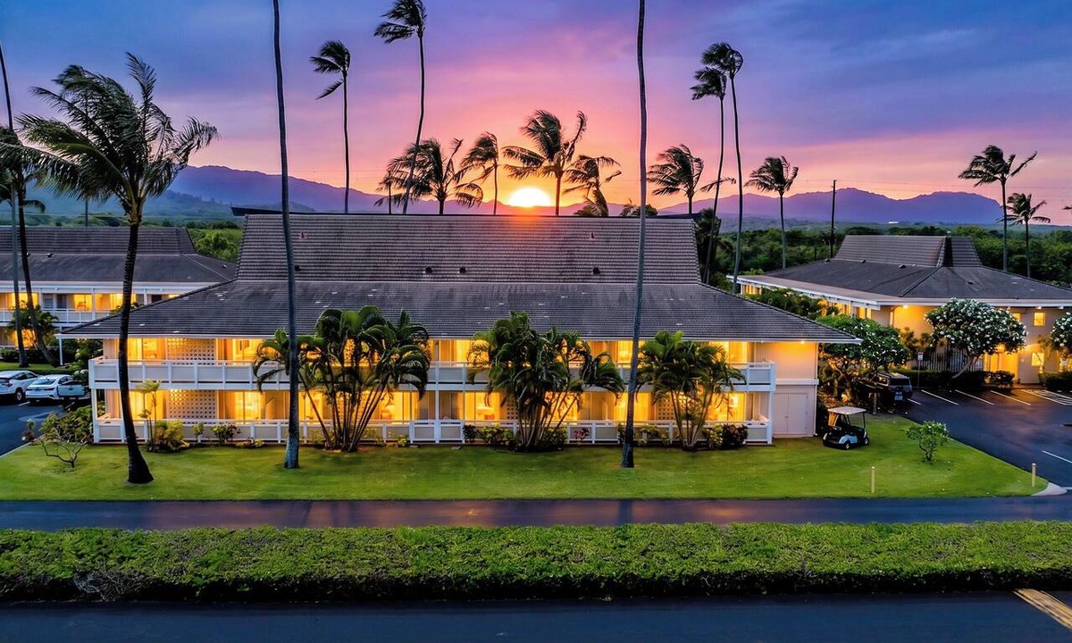 Wailua Condo | Beachfront ! 3 min Walk to Beach ! A/C ! Garden Corner Unit ! 3 Pools