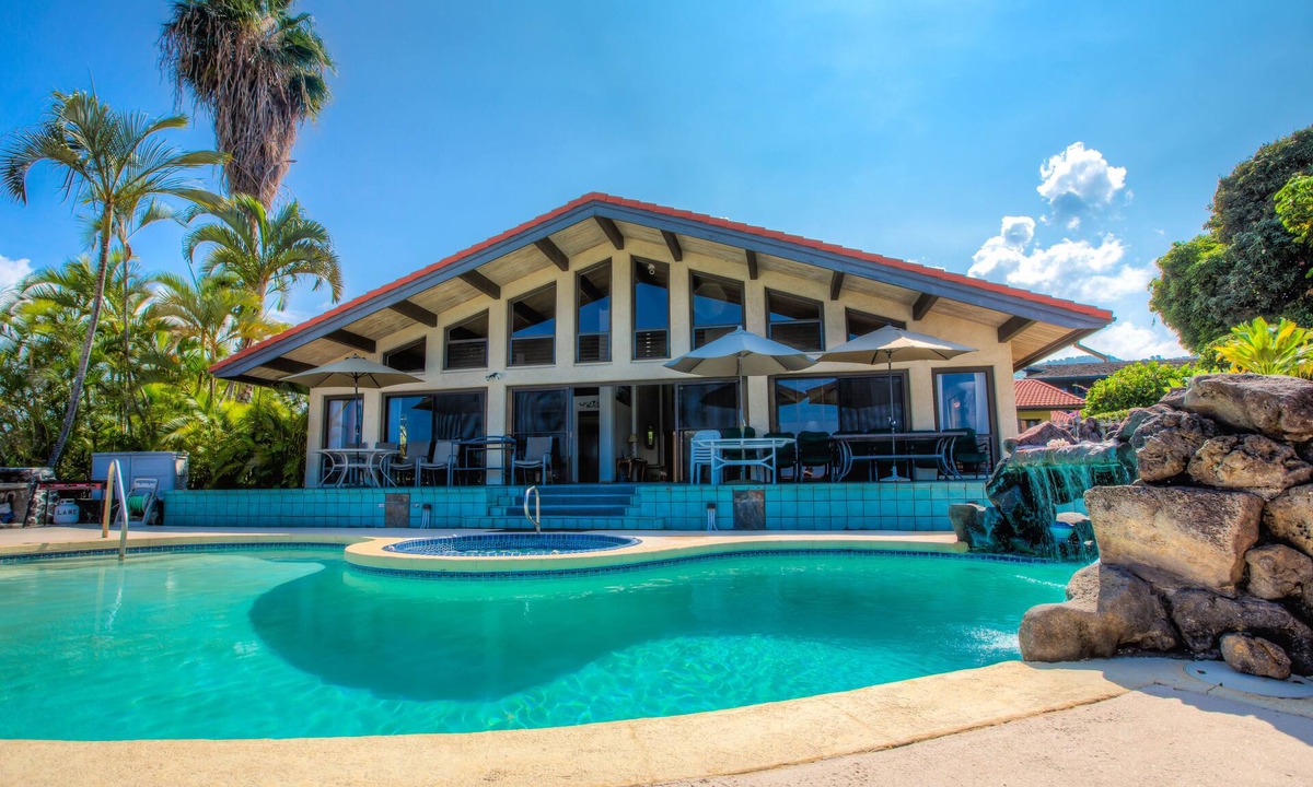 Kailua-Kona House | Big 3BR/4BA, 3056 sq ft Kona Home with Pool/Jacuzzi, Ocean View, Sleeps 16 max