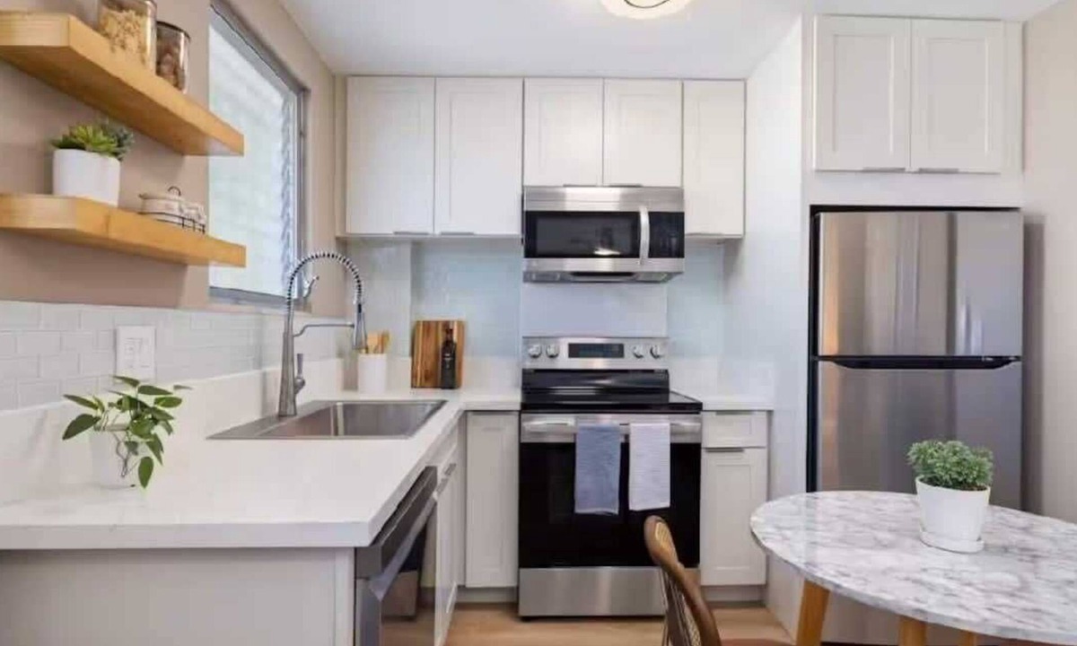 McCully - Moiliili Apartment | Blissful Honolulu Oasis: Renovated & Modern w/AC