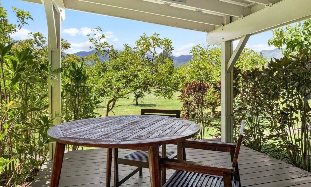Mokuleia House | Blue Mango ~ Secluded orchard + beach retreat!