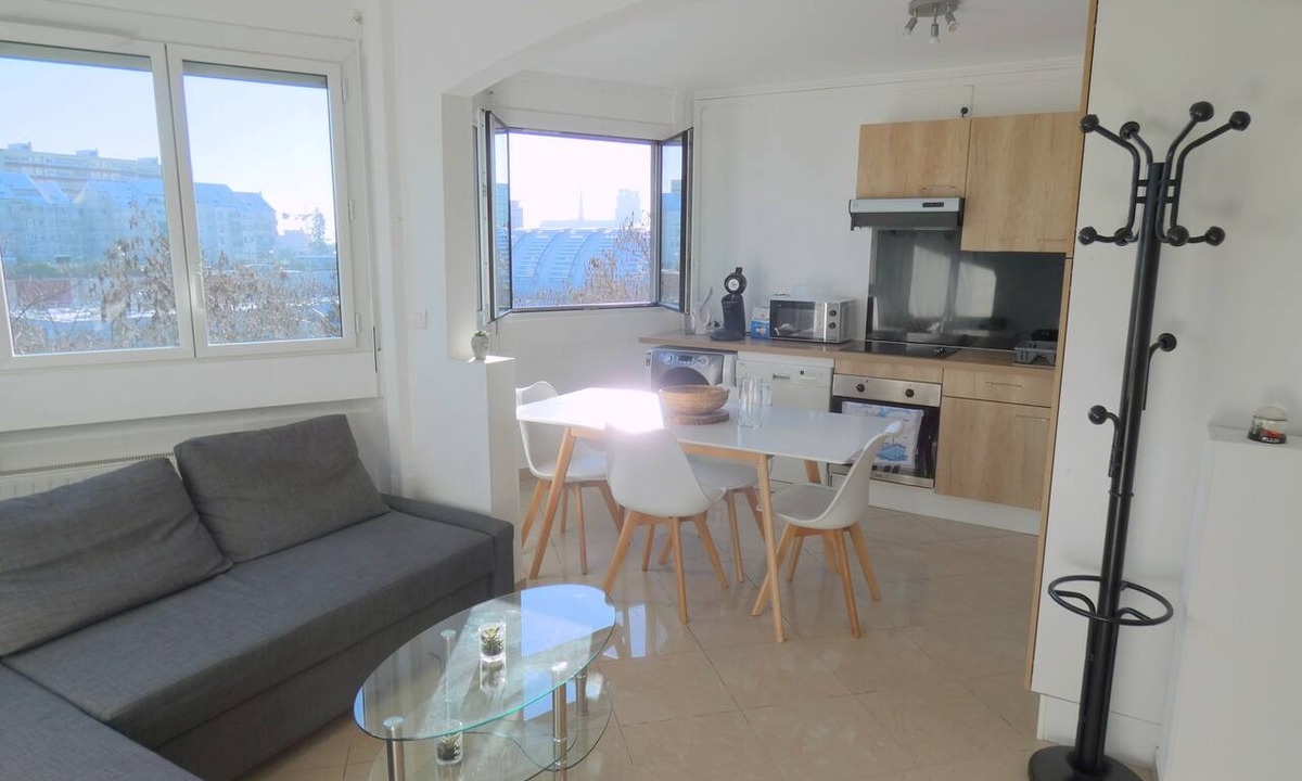 Chateaudun-Bannier Apartment | Bright 37m² apartment across from the SNCF train station—Wi-Fi, Netflix, free coffee and tea