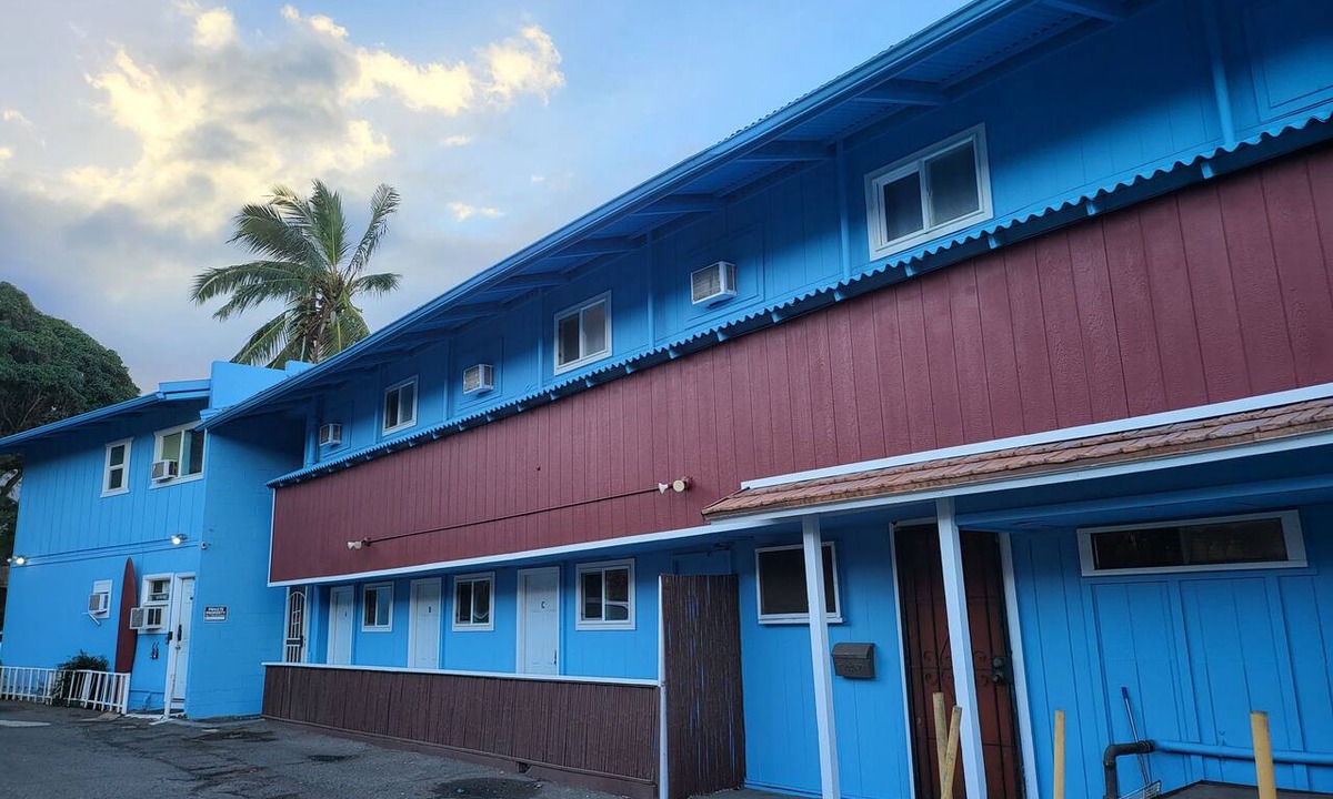 Wailuku Apartment | Budget Downtown Studio-H w/Queen Bed, Micro-Kitchen AC, WIFI & 4 free Streamers