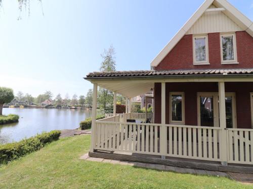Bernisse House | Bungalow in South Holland with Private Jetty