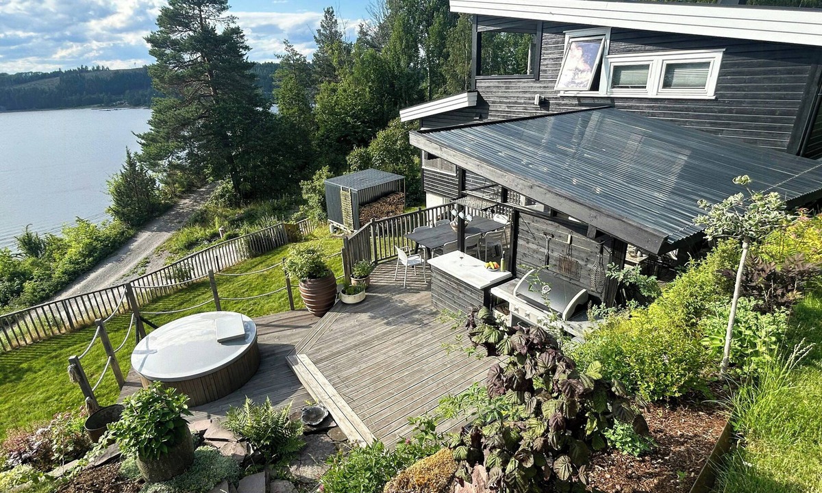 Hole House | Cabin by Tyrifjorden with hot tub and kayaks