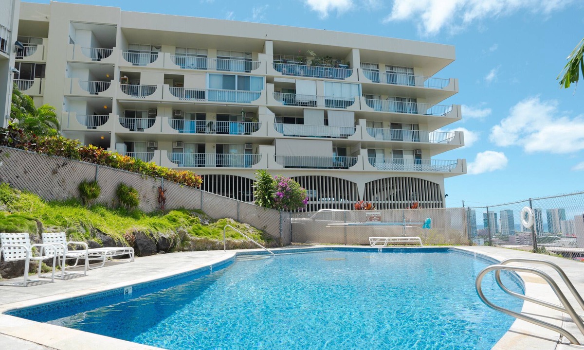 Tantalus Apartment | Charming 1-bedroom penthouse corner unit in welcoming Honolulu neighborhood