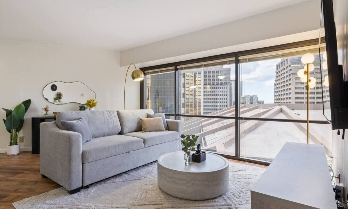 Downtown Honolulu Apartment | Chic Downtown Honolulu Retreat – Free Parking