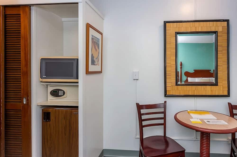 Ala Moana House | Convenient Stay in Hawaii! Onsite Pool, Pets Allowed, Close to Ala Wai Promenade