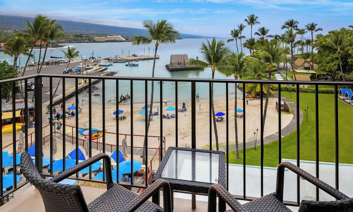 Historic Kailua Village Hotel | Courtyard by Marriott King Kamehameha's Kona Beach Hotel
