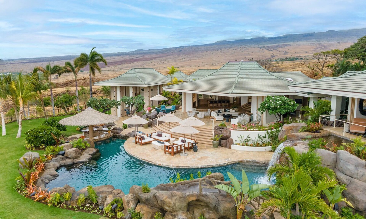 Kamuela House | Experience luxury at Hale 'O Ka La in Kamuela, featuring 5 bedrooms and stunning amenities.