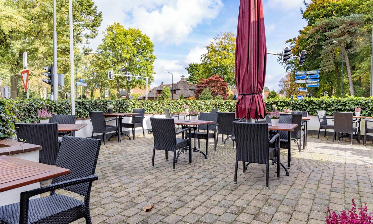 Apeldoorn Hotel | Explore Nature Trails with Free Parking and Bike Rentals Near Julianatoren