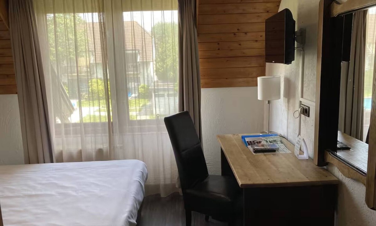 Lekkerkerk Hotel | Free Parking Included | Dine on the Terrace & Enjoy the Outdoor Pool