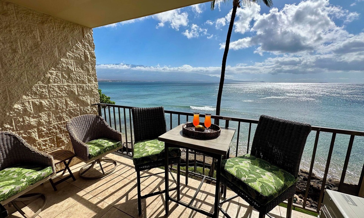 Maalaea Condo | Front-Row Ocean View retreat, Whales, Sunsets, Steps to Beach, Kanai A Nalu #319