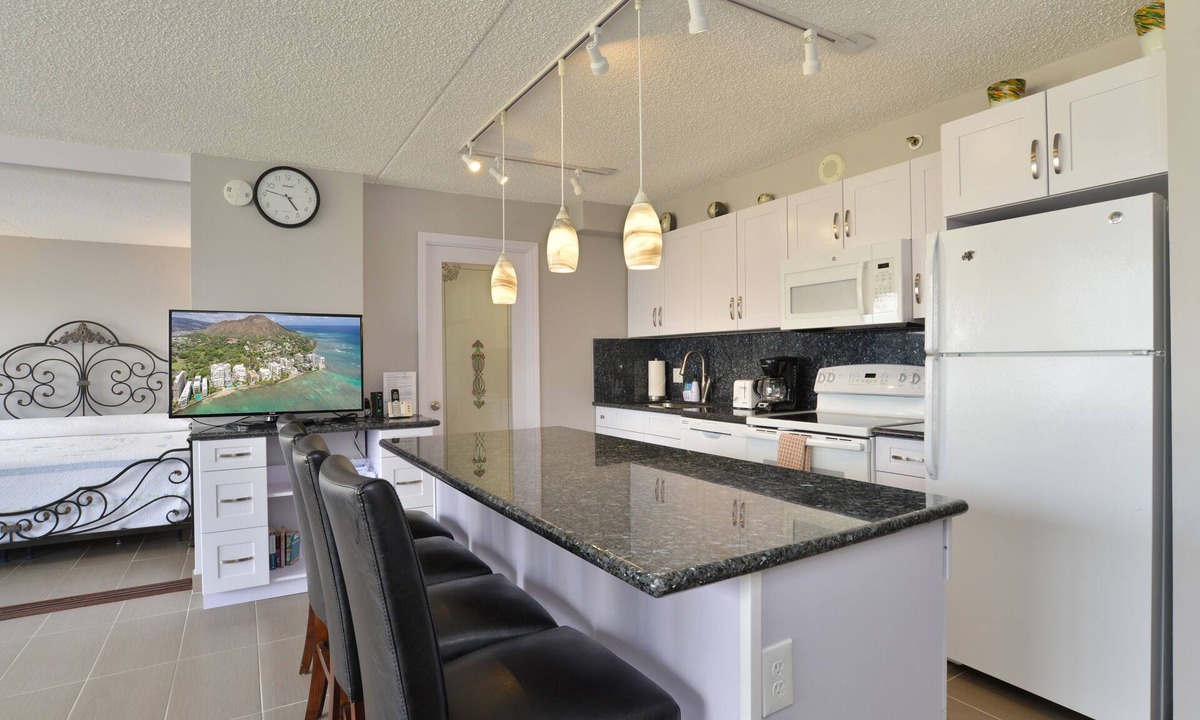 Waikiki Apartment | Fully Remodeled Unit with Free Parking, Swimming Pool, Hottub, Sauna and More