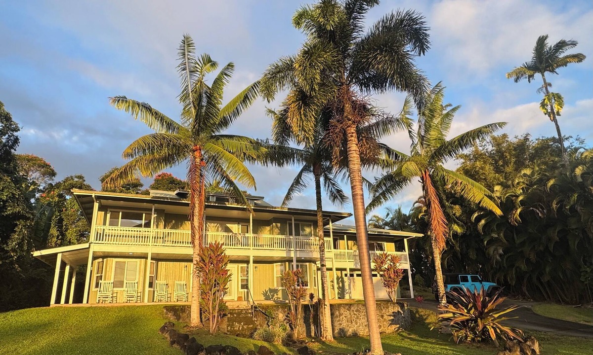 Hakalau House | Hakalau, Hilo- Big Island Luxury - 3000+ SqFt. 4 Bed 4 Bath. Beach Close.