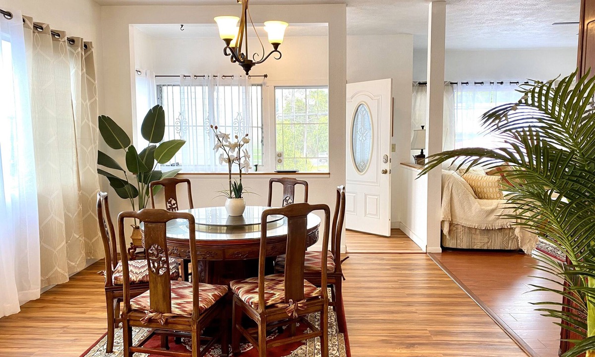Hilo House | Hale Kilauea Close to everything. 30 min drive - Kilauea Volcano. 1150sq
