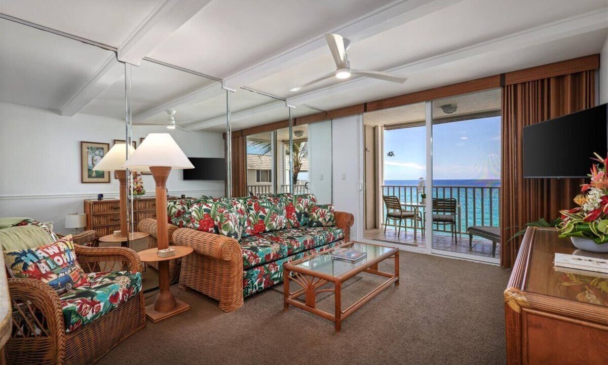 Historic Kailua Village Condo | Hale Kona Kai 405 - Find your Beach with Kona Beach Properties