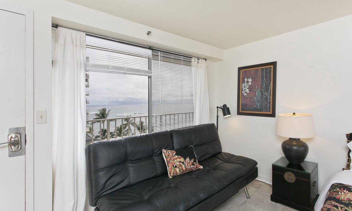 Diamond Head - Kapahulu - St. Louis Apartment | 〽High Floor〰Ocean-View〰Queen-Bed〰Studio w/Kitchenette, Very Quiet Building