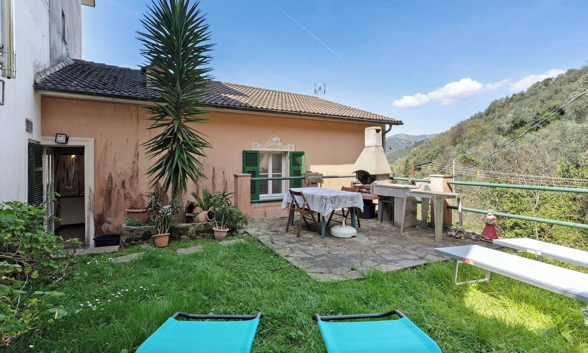 Vescina House | Holiday Home 'Rebecca's Home' with Mountain View, Private Garden and Wi-Fi