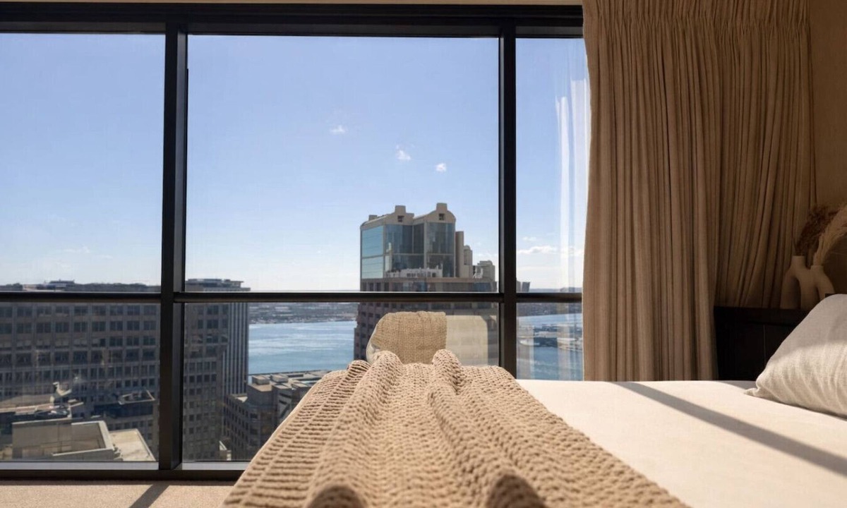 Downtown Honolulu Apartment | Honolulu Skyline & Ocean Retreat – Free Parking/AC