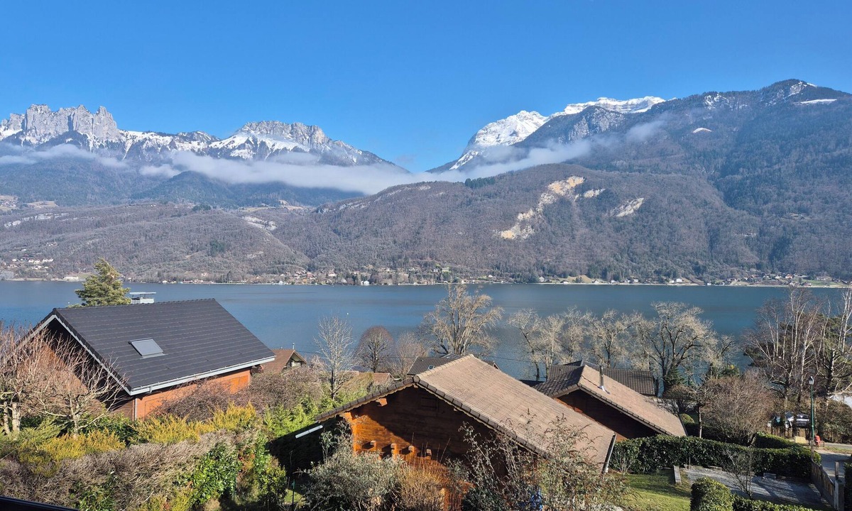 Bredannaz Ski Chalet | House with breathtaking view of Annecy lake and mountains