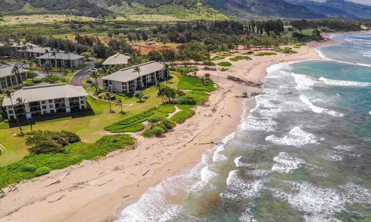 Hanamaulu Condo | Kauai Beach Villa Walk to Beach, full kitchen, separate living room FREE PARKING