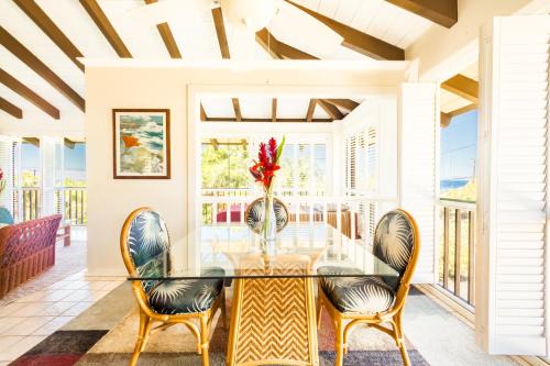 Kahaluu Bay Apartment | King Palm Ocean views King bed walk to beach Free WIFI parking BBQ