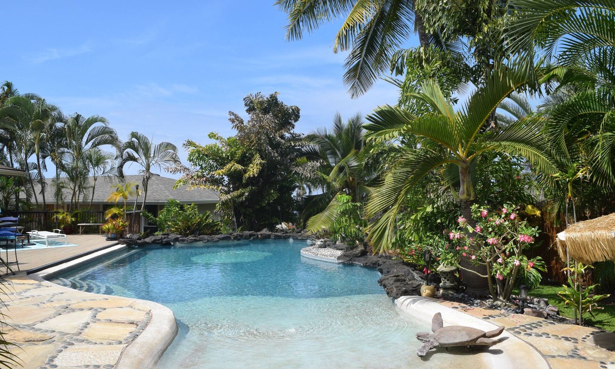 Kailua-Kona House | Kona Oasis: Private Backyard & Beach-Entry Pool