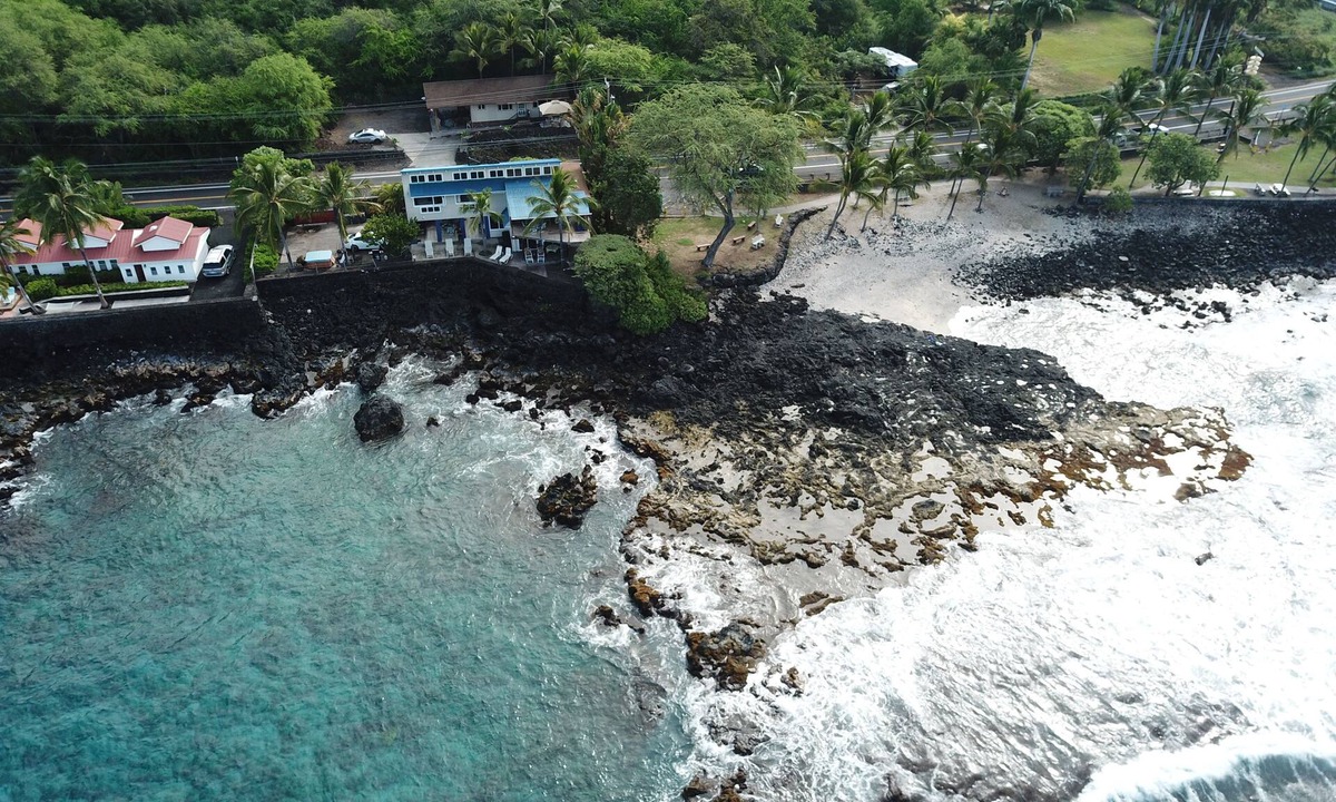 Kahaluu Bay House | Kona OCEANFRONT PVT Home ~ Sleeps 8+, Hot Tub, 2 min walk to Magic Sands Beach