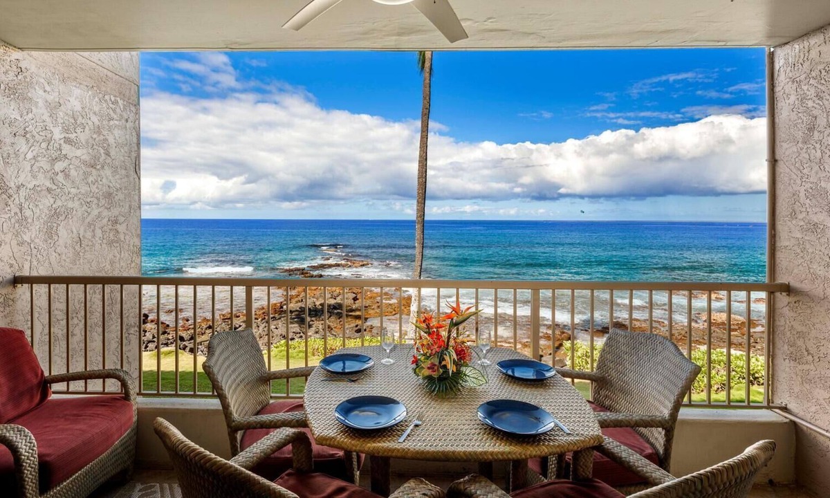Historic Kailua Village Condo | 🏖️ Kona Reef Condo w/A/C | Adjacent to Honl's Beach | Walk to Town