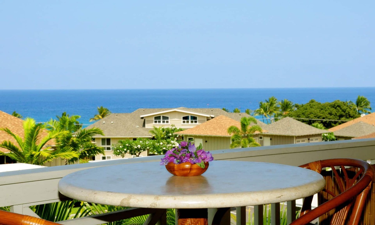 Historic Kailua Village Condo | LAST MINUTE DISCOUNT SPECIALS! Luxurious Condo on Ali’i Drive with Ocean view.