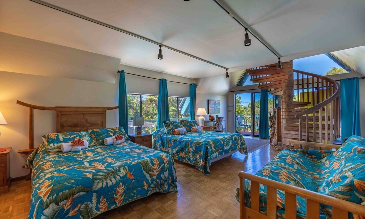 Huelo Resort | Lotus Room Farm Stay in Haiku on Road to Hana