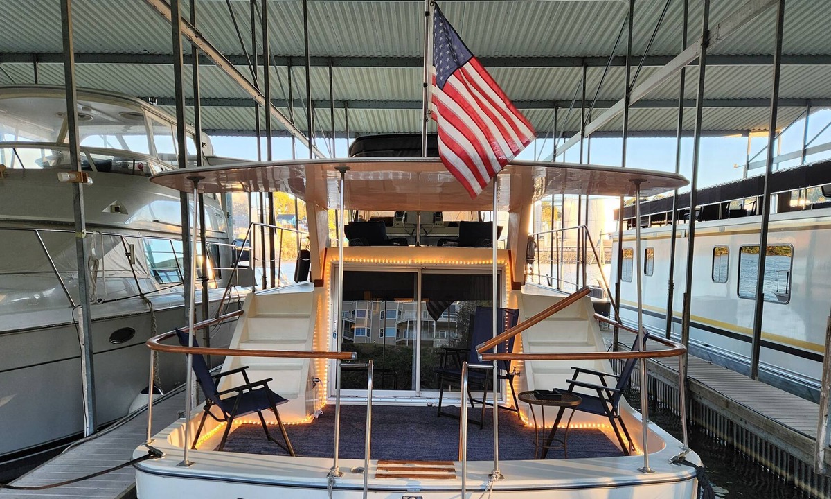 Downtown Knoxville Boat Rental | Low week-night rates! Vintage houseboat. Walk to UT & downtown Knox.