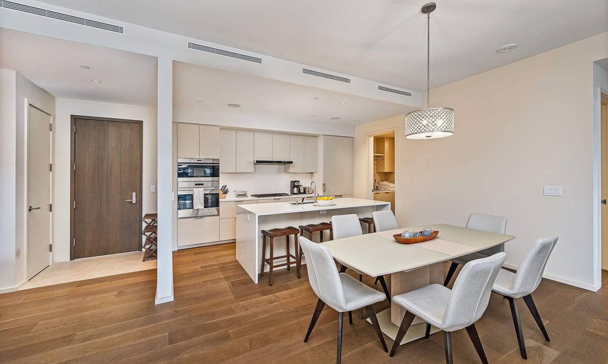 Ala Moana Condo | Luxurious Ocean & Sunset Views Condo at Park Lane w/Luxury Building Amenities