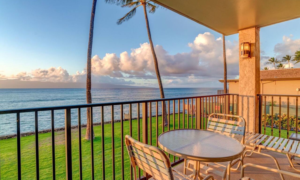 Honokowai Apartment | Luxury oceanfront studio with spacious lanai