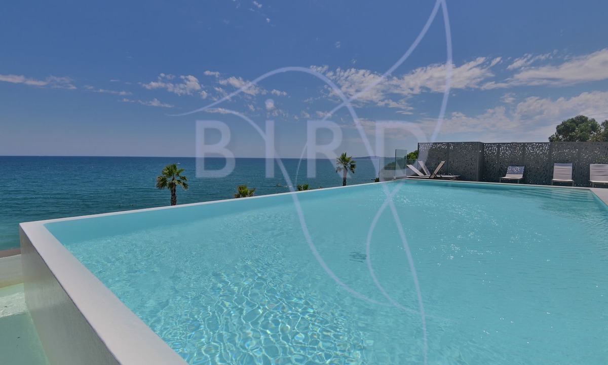 Villeneuve Loubet Beach Apartment | Magnificent apartment on the ground floor and next to the sea