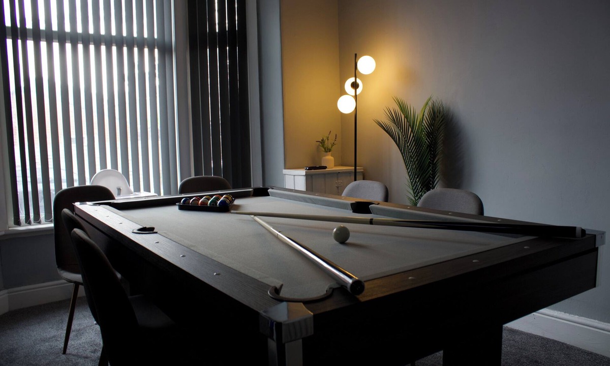 Levenshulme House | Modern 3BR Stay for 8 | Easy City Access + Parking + Pool Table for Family Fun