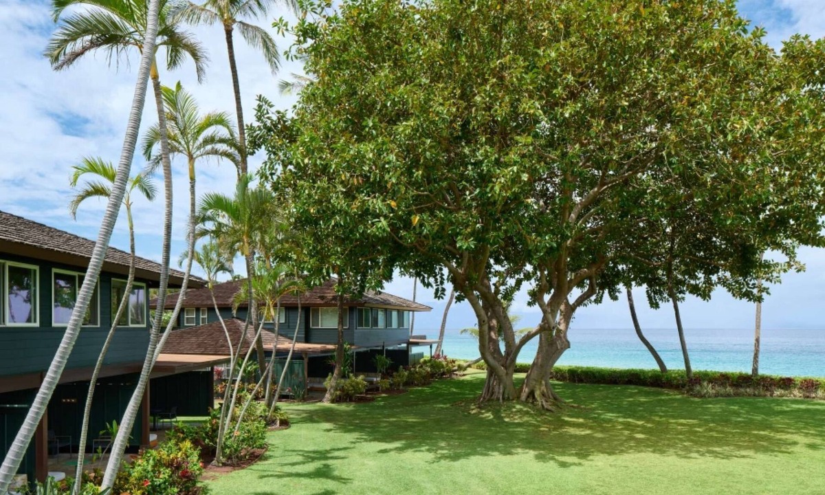 Kaanapali Hotel | Near Whalers Village + Pools and Watersports