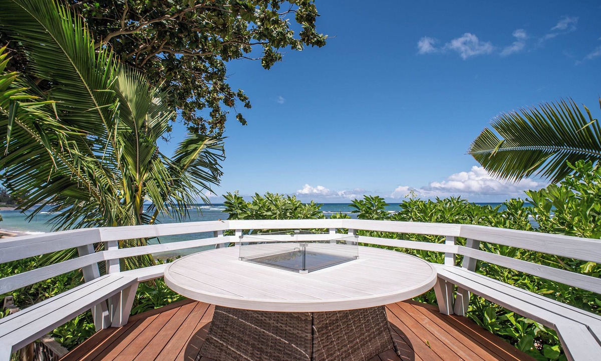 Mokuleia Apartment | New! Island Sophistication, Beachfront Serenity w/Hot Tub, Firepit and A/C