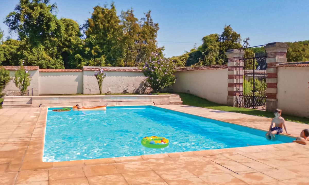 Ocquerre Apartment | Nice apartment in Ocquerre with swimming pool