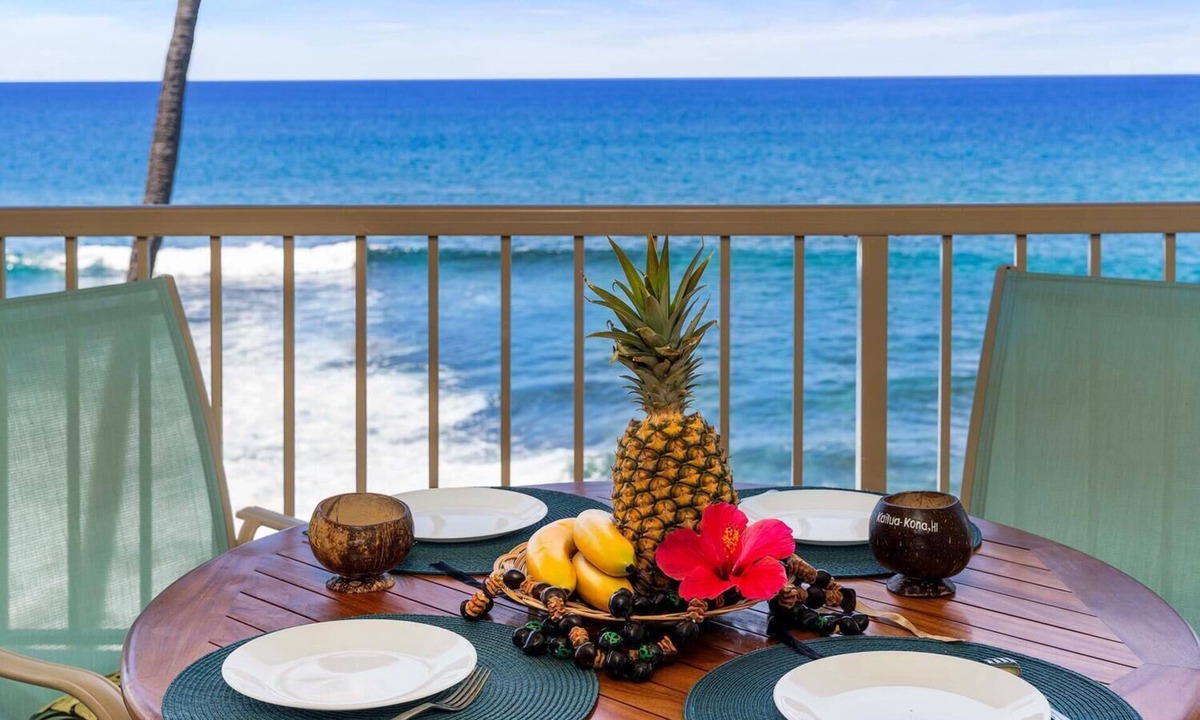 Historic Kailua Village Condo | 🏖️Ocean Front Deluxe | Top Floor | AC | Concierge Included