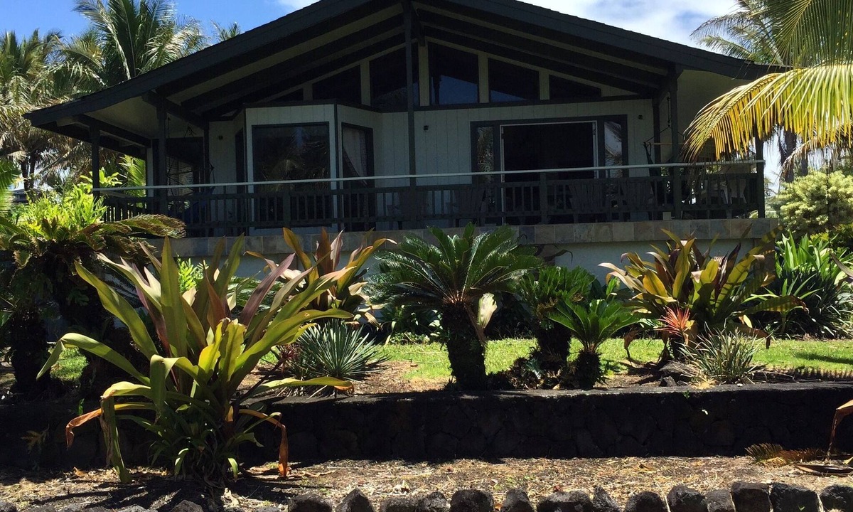 Kapoho House | Ocean Views Whale Watching Sea Turtles Sunrise Lanai King Bed